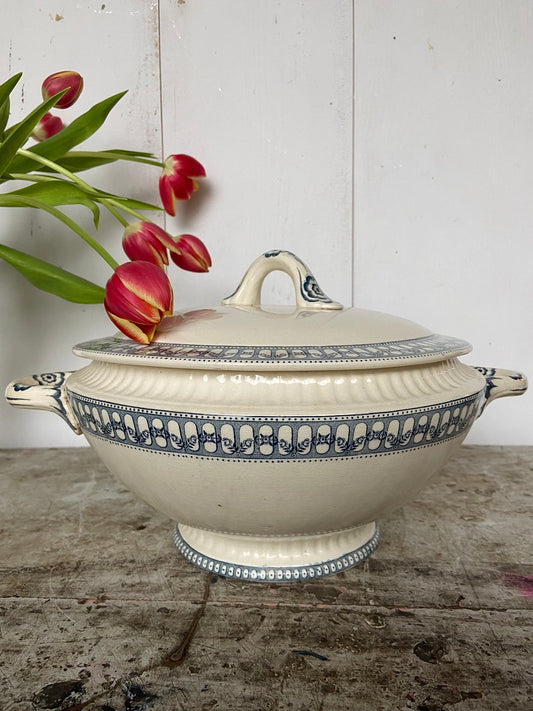 Soupière ancienne en terre de fer