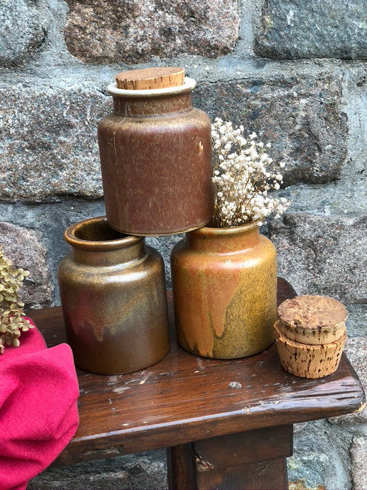 Anciens pots en grès