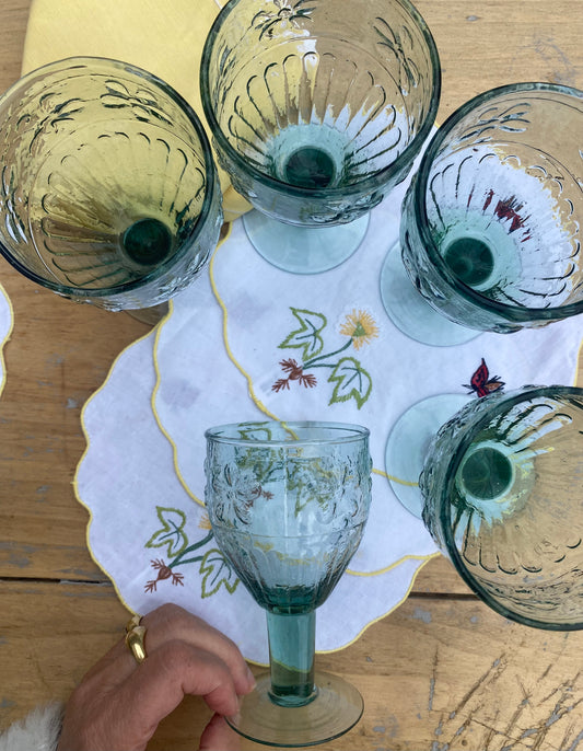 Verres moulés aux reliefs floraux