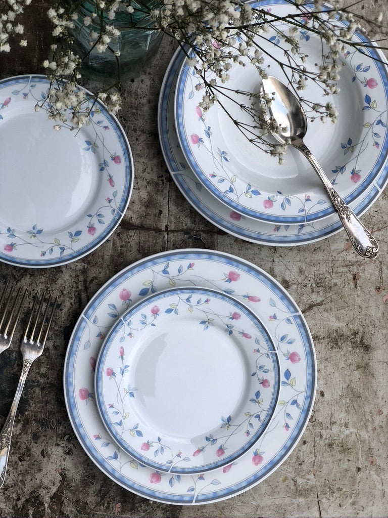 Ensemble café et assiettes dessert