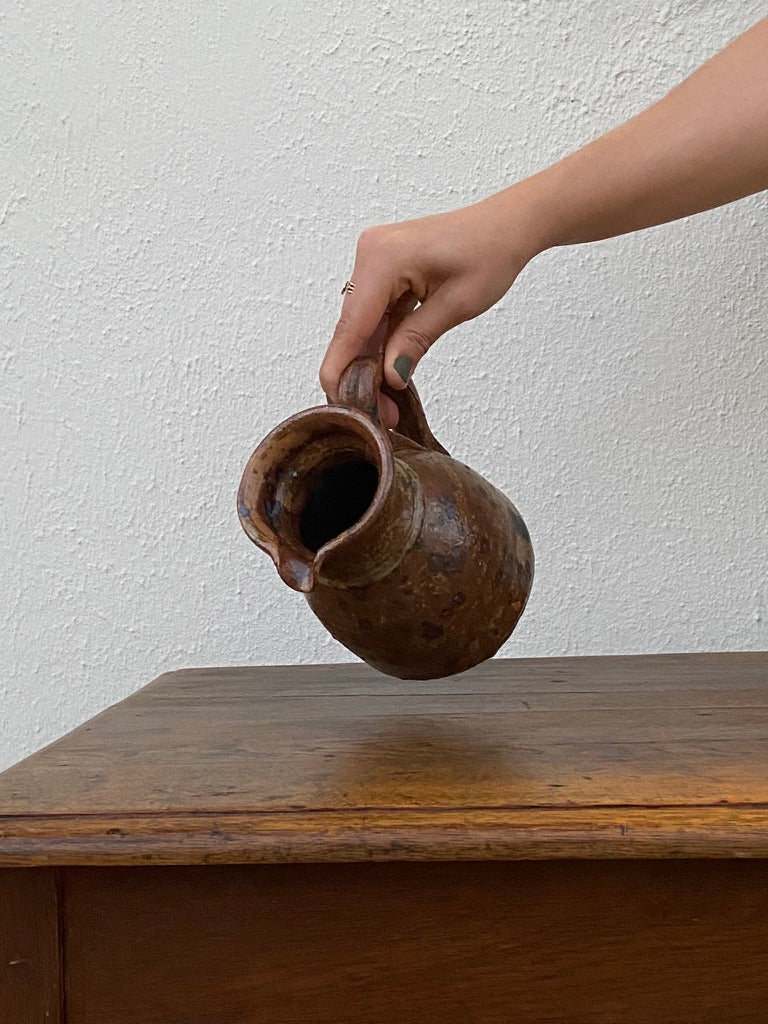 Pichet en grès moucheté