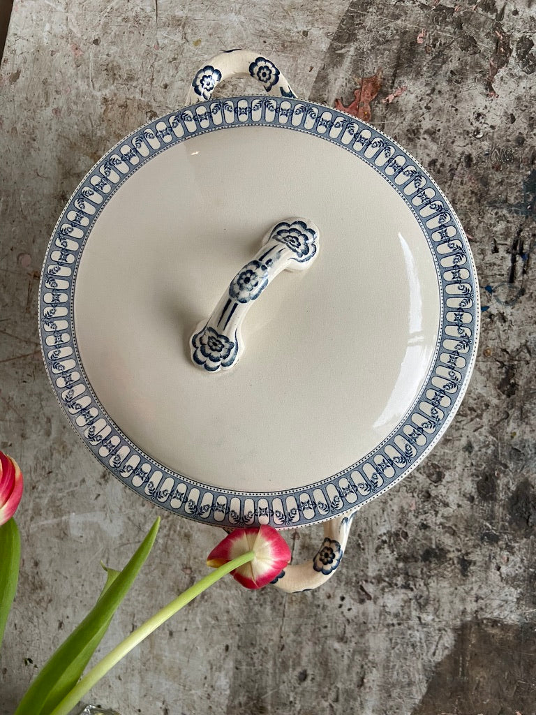 Soupière ancienne en terre de fer