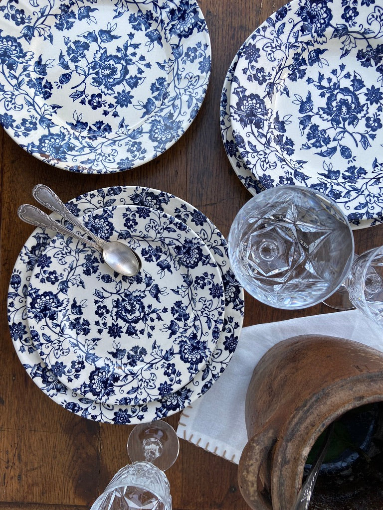 Assiette ancienne, fleurs marine