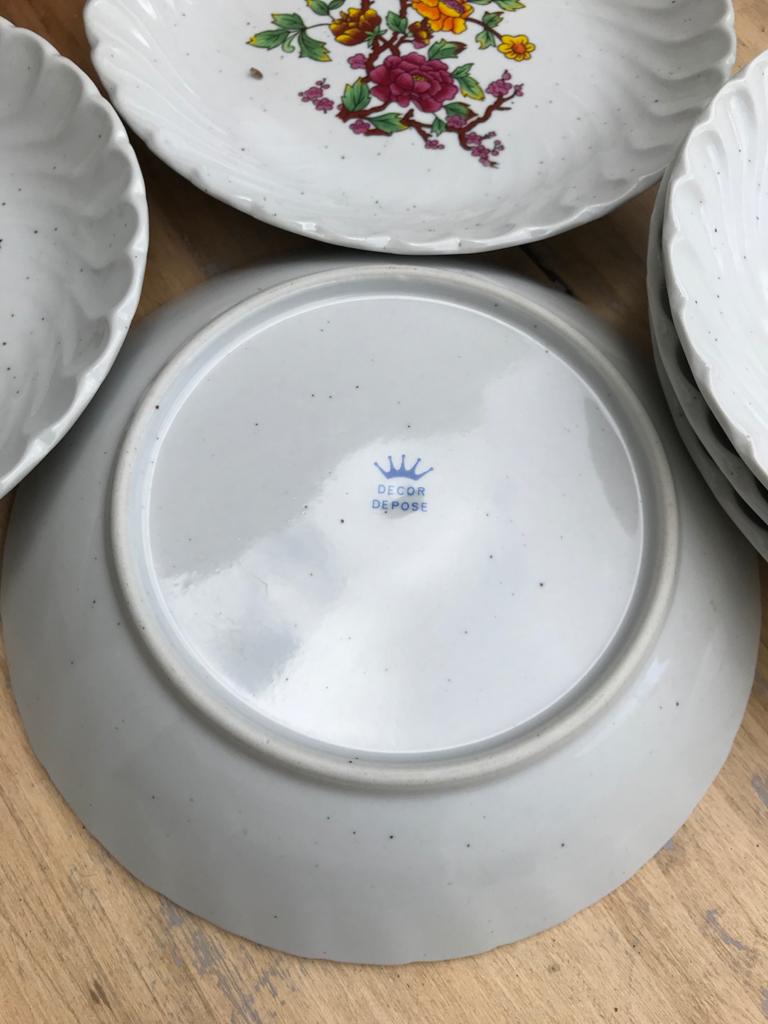 Assiettes creuses tachetées