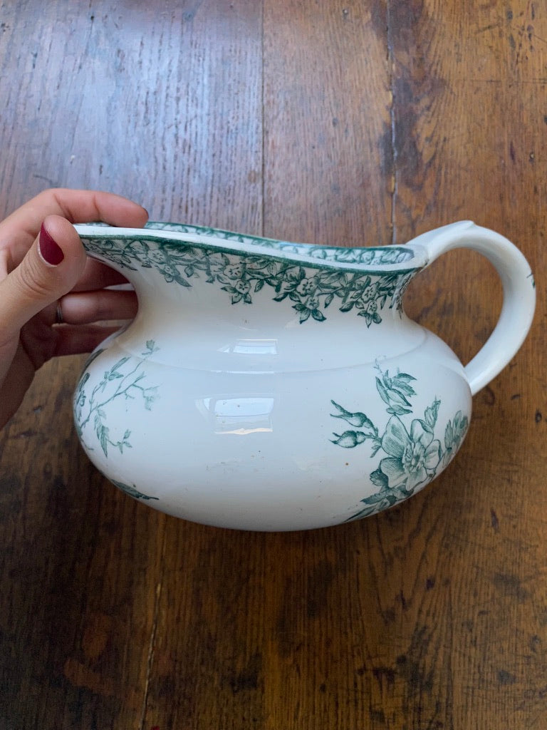 Broc ancien en terre de fer