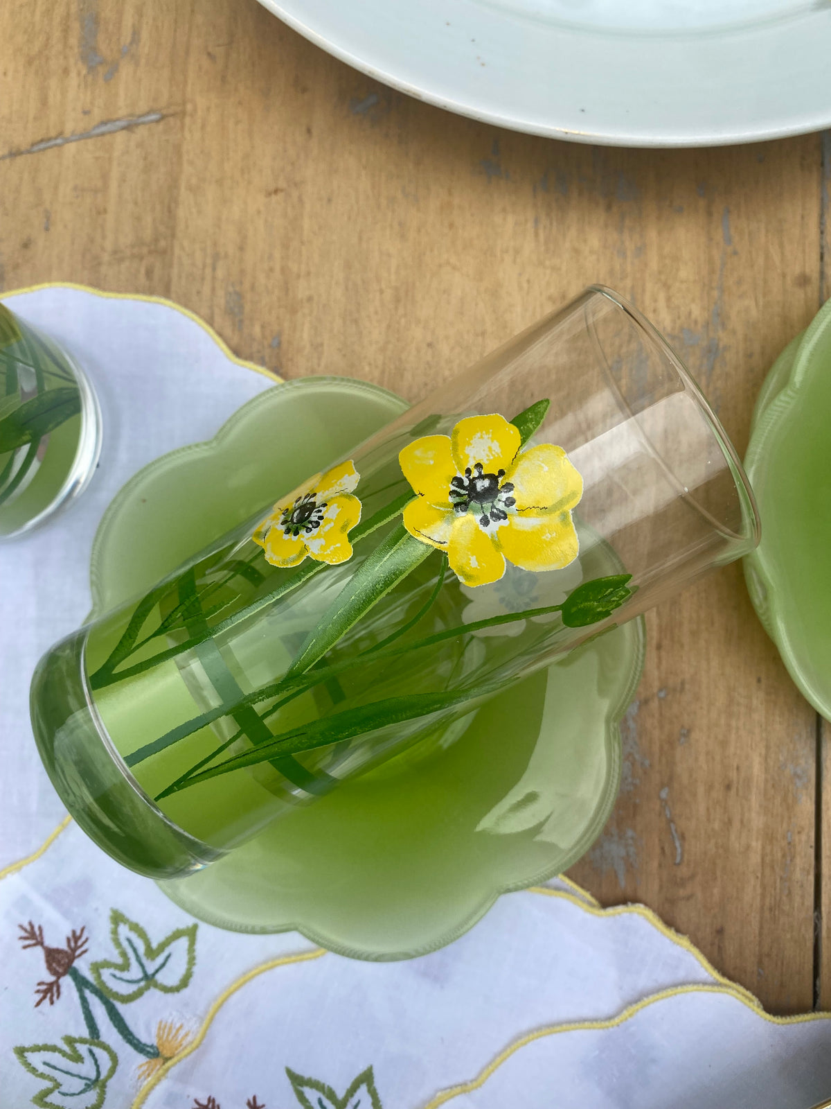 Verres aux fleurs jaunes