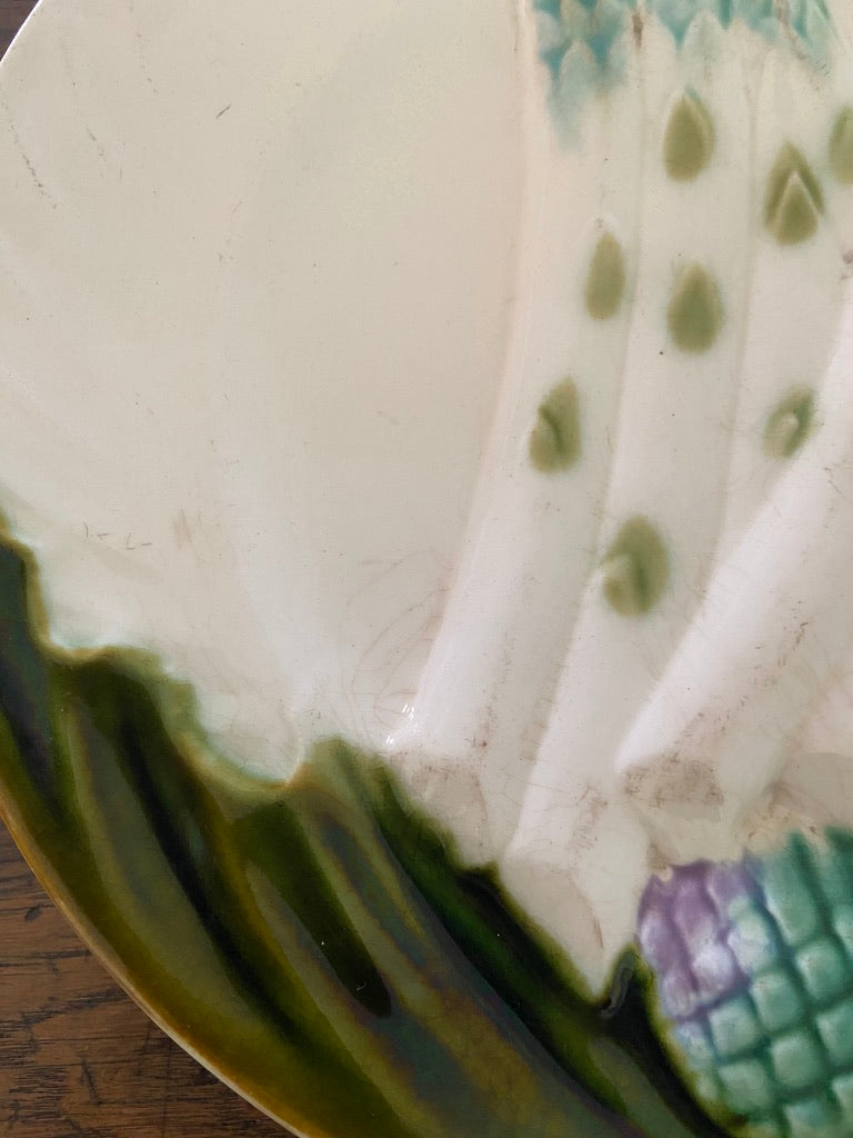 Assiette à asperges en Barbotine