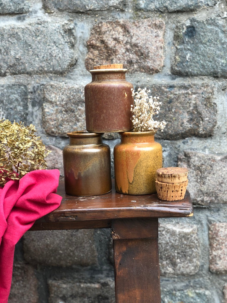 Anciens pots en grès