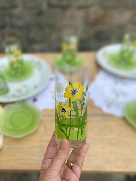 Verres aux fleurs jaunes