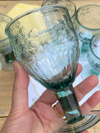 Verres moulés aux reliefs floraux