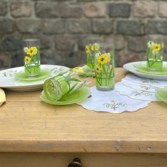 Verres aux fleurs jaunes