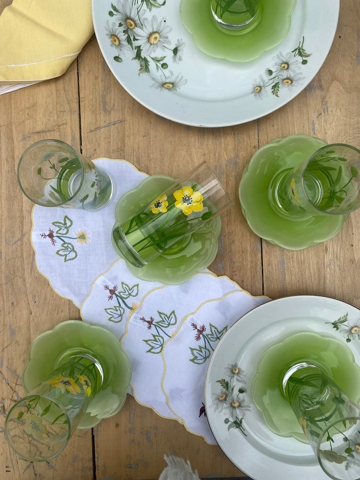 Verres aux fleurs jaunes