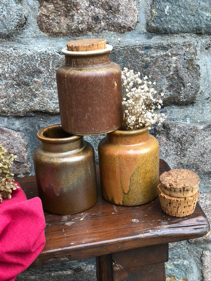 Anciens pots en grès