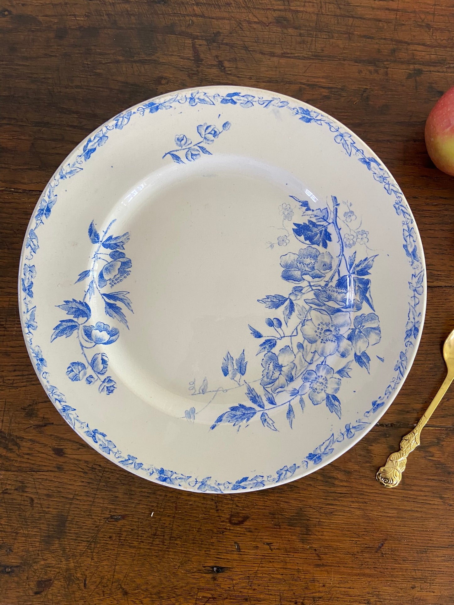 Plat piédouche Terre de fer