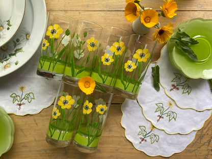 Verres aux fleurs jaunes