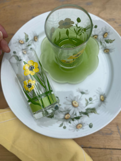 Verres aux fleurs jaunes