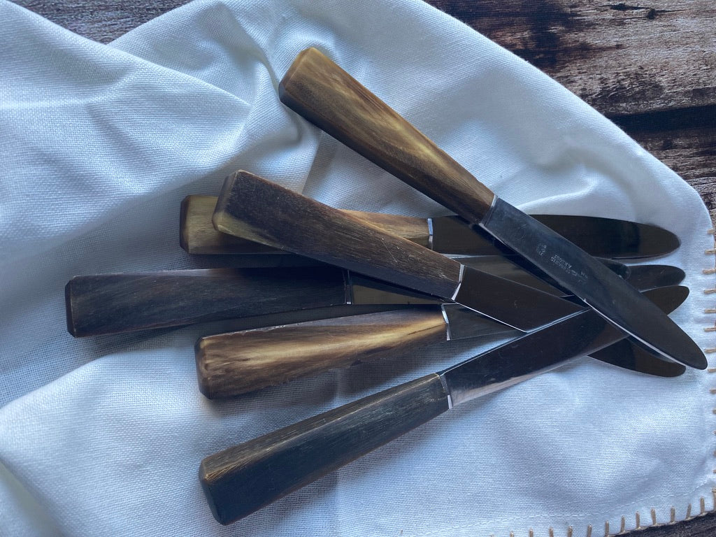 Couteaux de table en corne et acier 1950