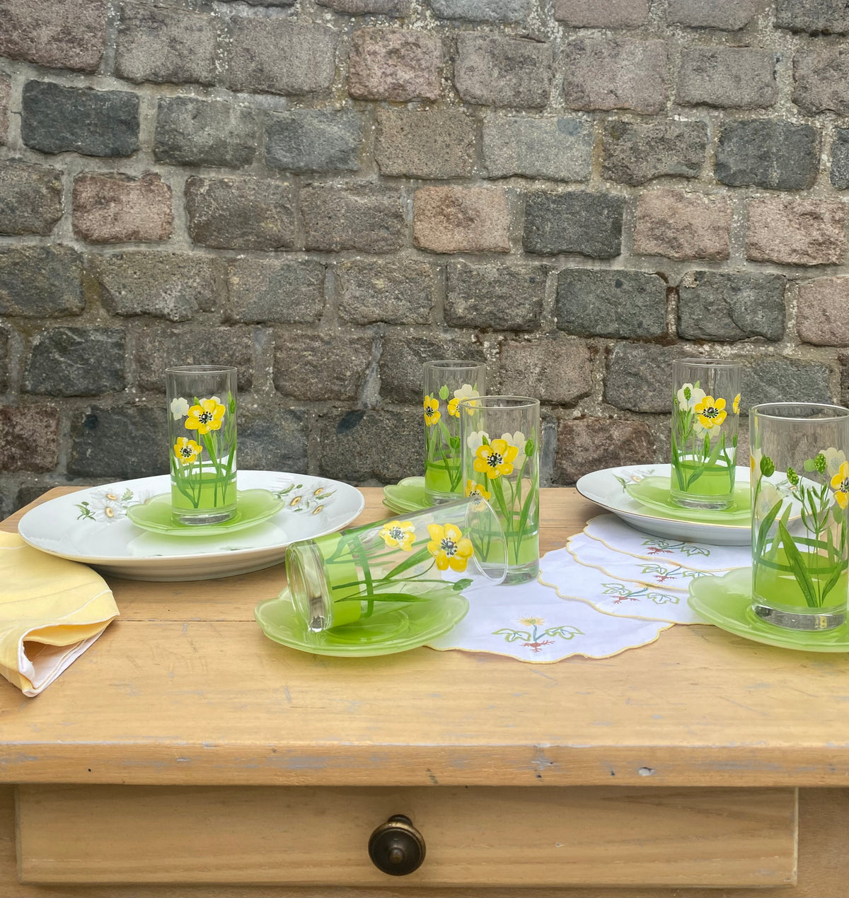 Verres aux fleurs jaunes