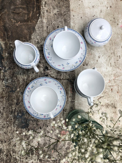 Ensemble café et assiettes dessert