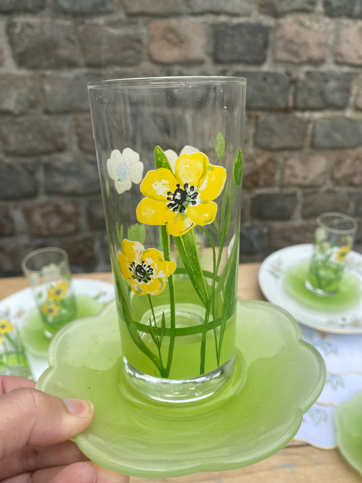 Verres aux fleurs jaunes