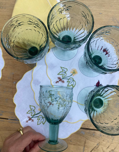 Verres moulés aux reliefs floraux