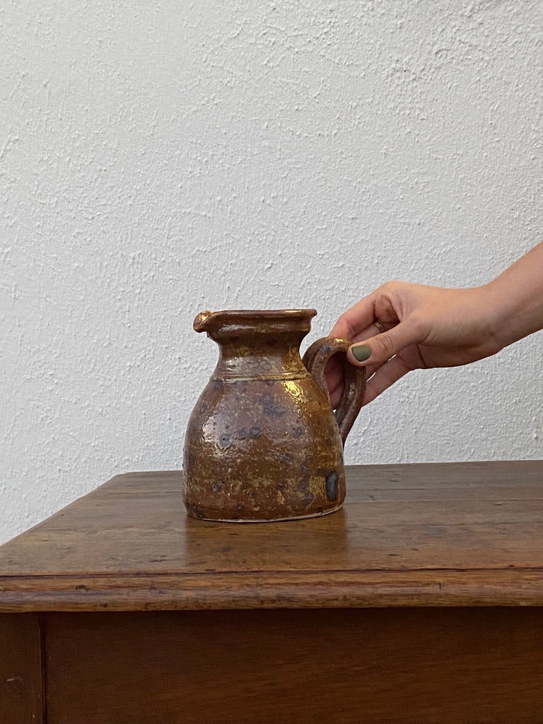 Pichet en grès moucheté