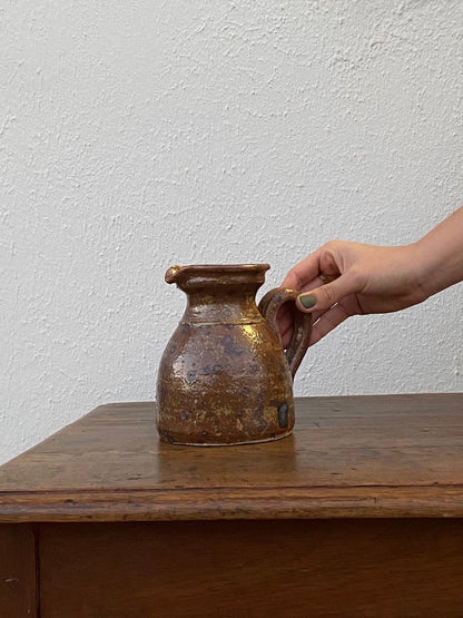 Pichet en grès moucheté