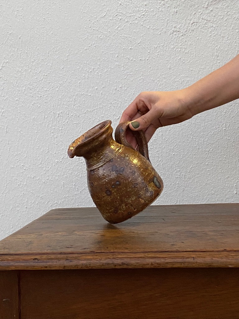 Pichet en grès moucheté