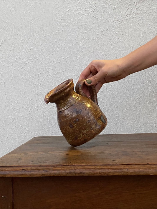 Pichet en grès moucheté