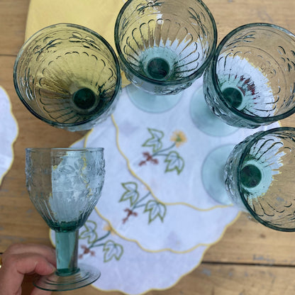Verres moulés aux reliefs floraux