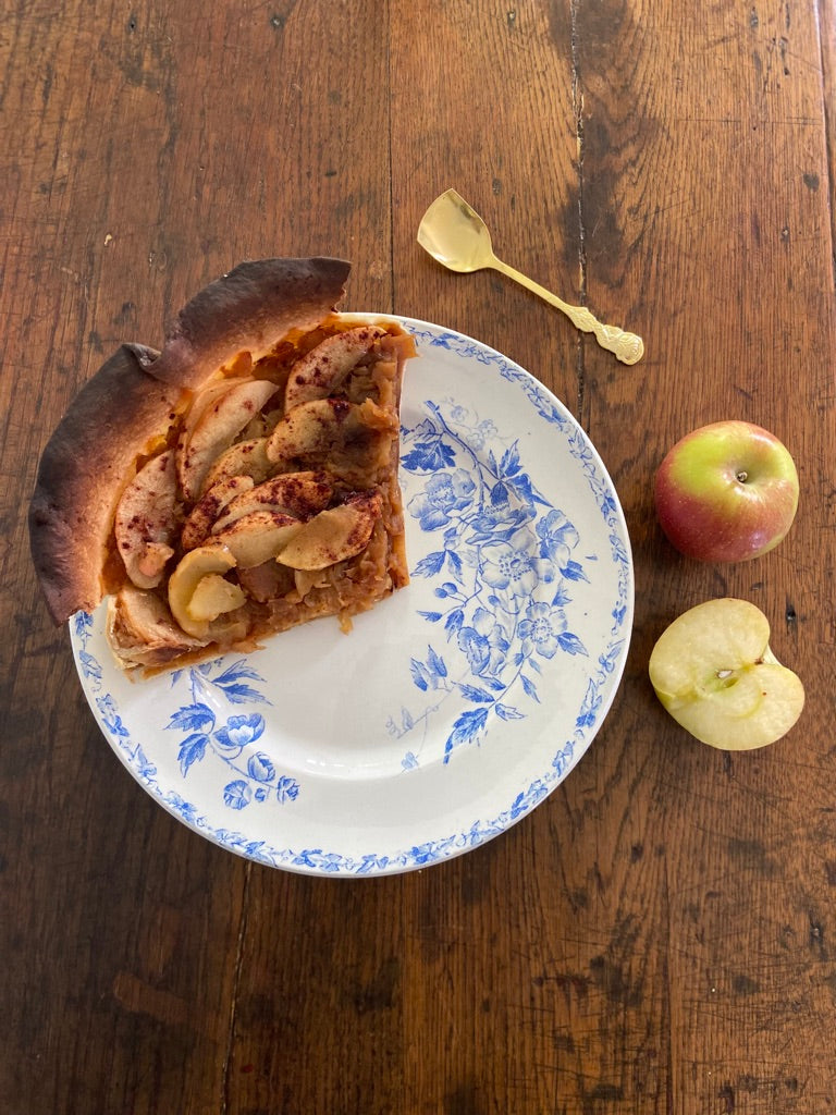 Plat piédouche Terre de fer