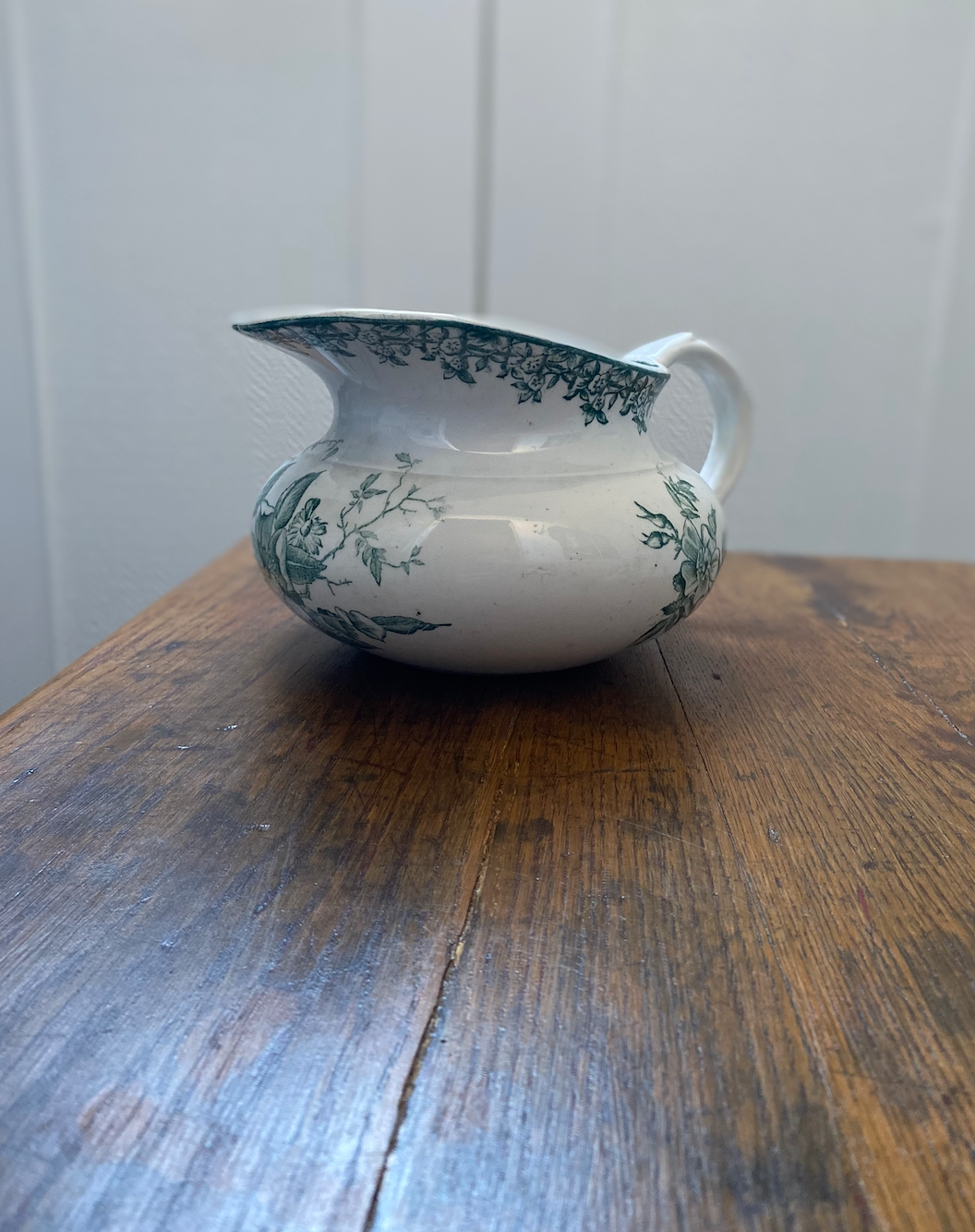 Broc ancien en terre de fer