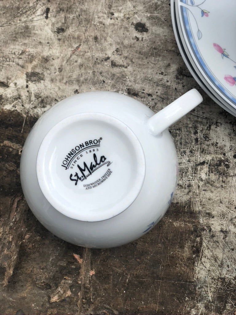 Ensemble café et assiettes dessert