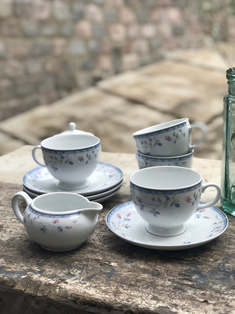 Ensemble café et assiettes dessert