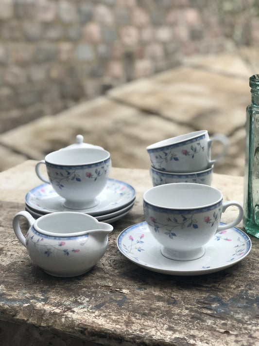 Ensemble café et assiettes dessert