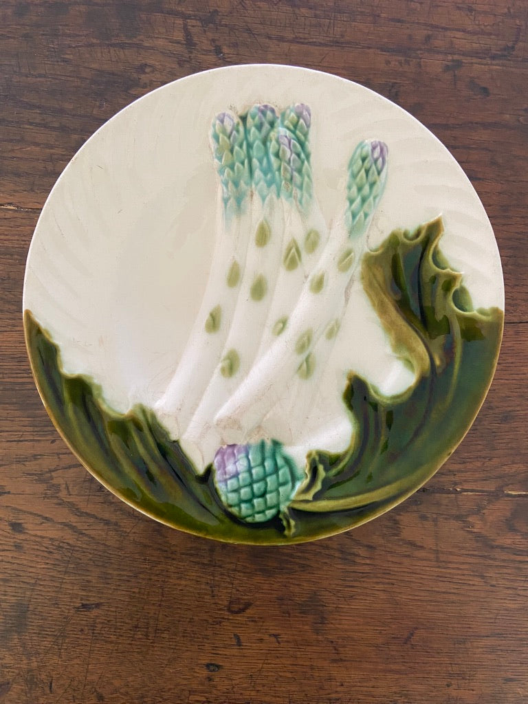 Assiette à asperges en Barbotine