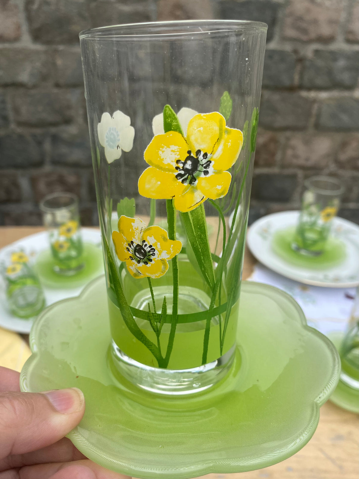 Verres aux fleurs jaunes