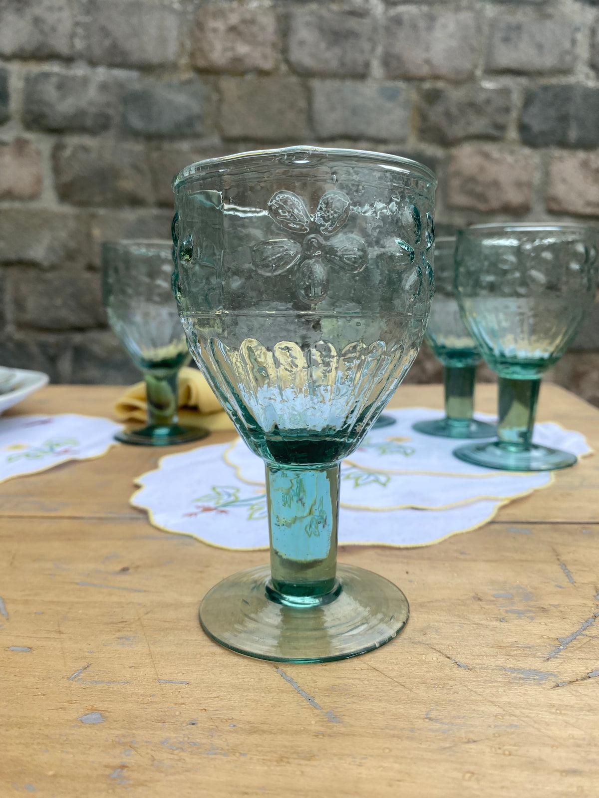 Verres moulés aux reliefs floraux