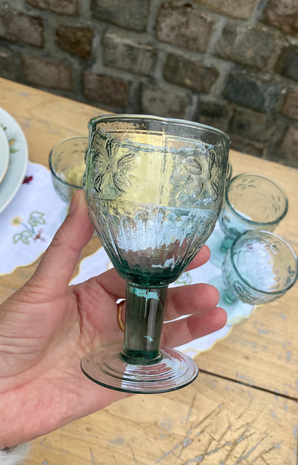 Verres moulés aux reliefs floraux