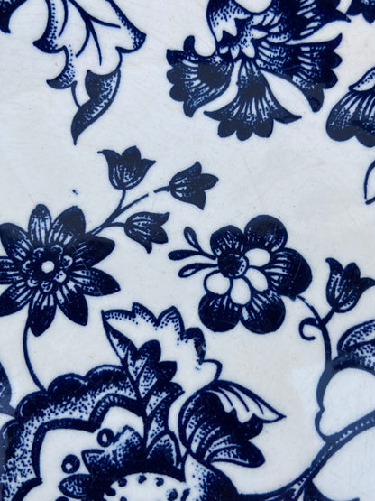 Assiette ancienne, fleurs marine