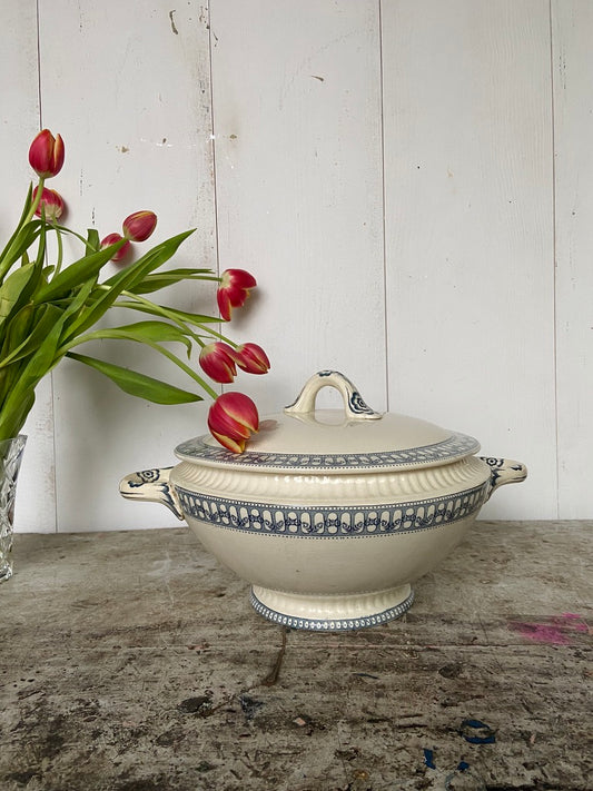 Soupière ancienne en terre de fer