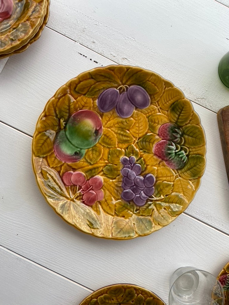 Plat rond Barbotine fruits