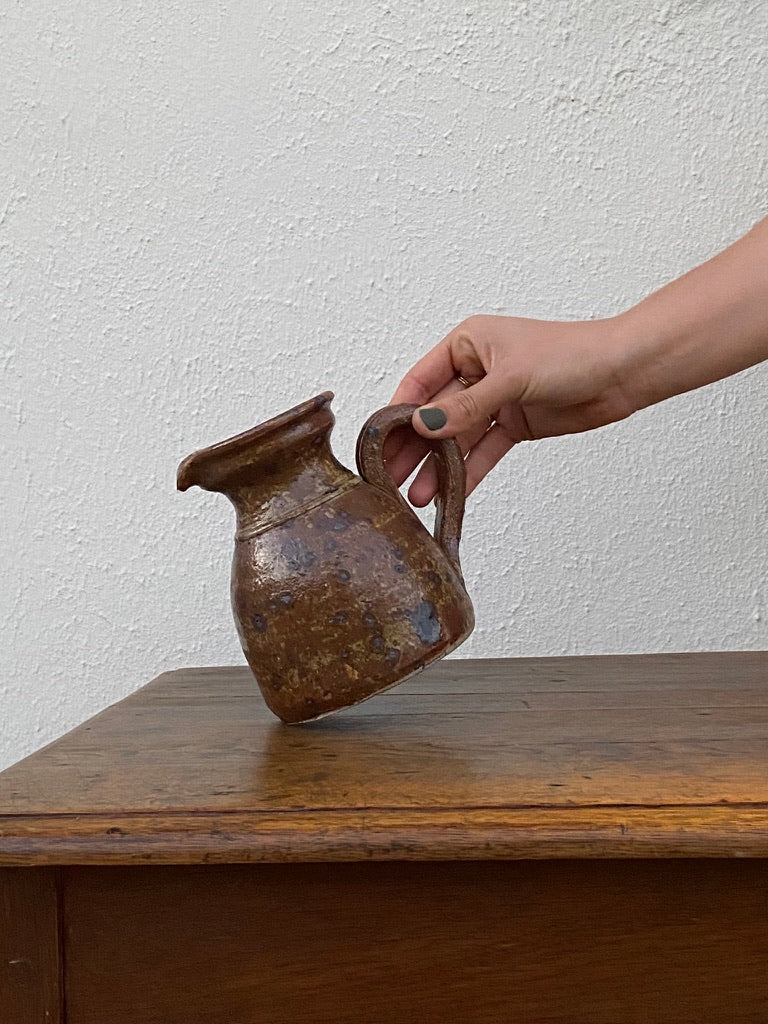 Pichet en grès moucheté