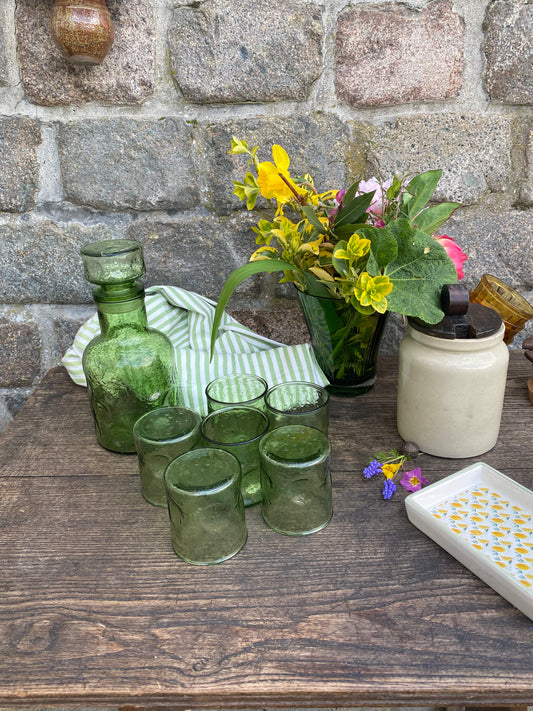 Carafe verte et verres Nestlé
