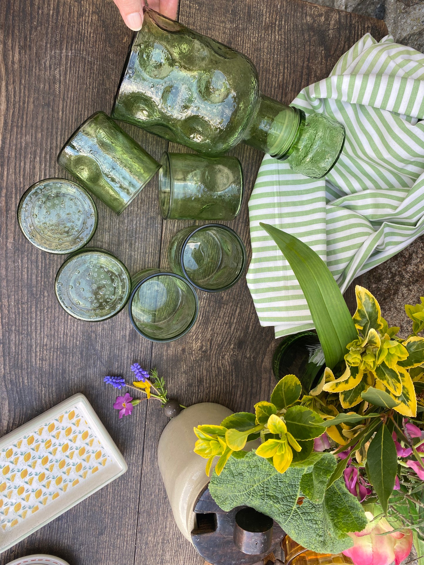 Carafe verte et verres Nestlé