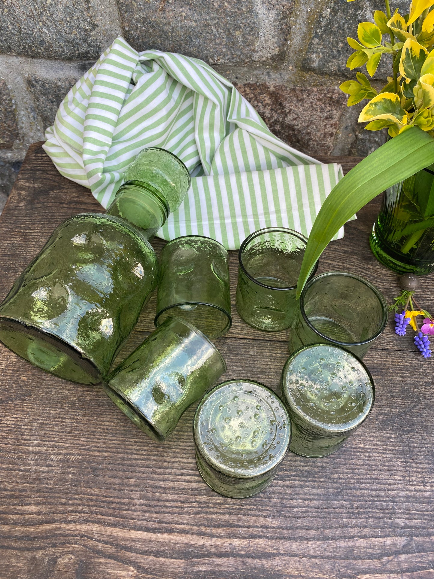 Carafe verte et verres Nestlé