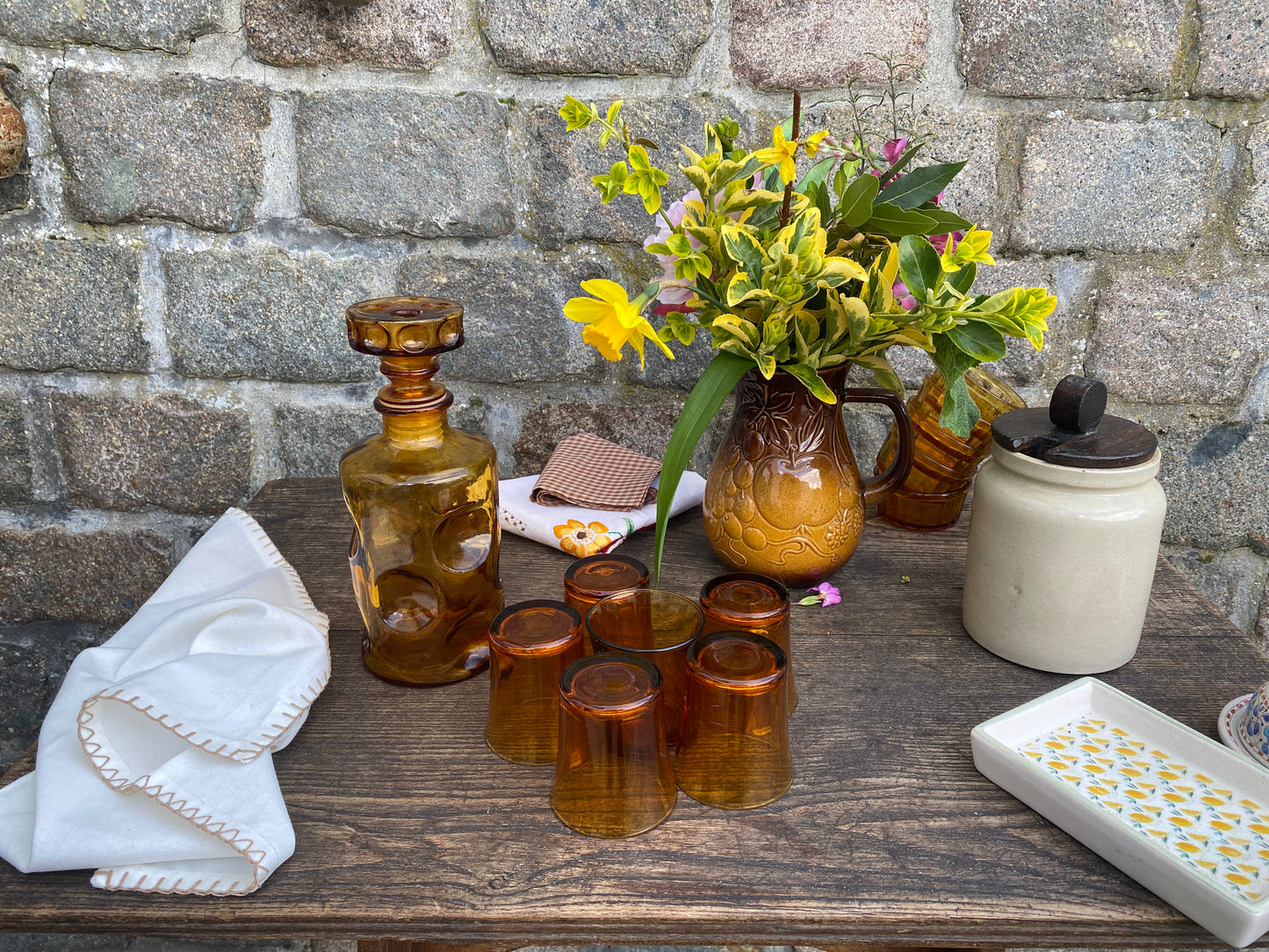 Carafe verte et verres Nestlé