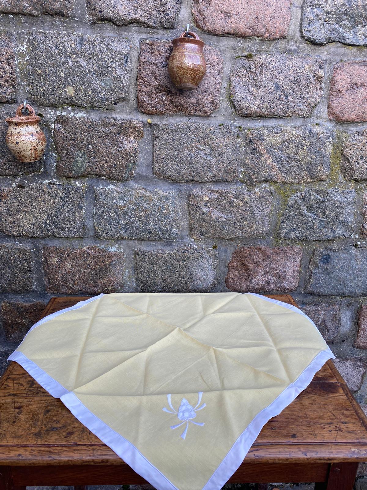 Serviettes & nappe jaune