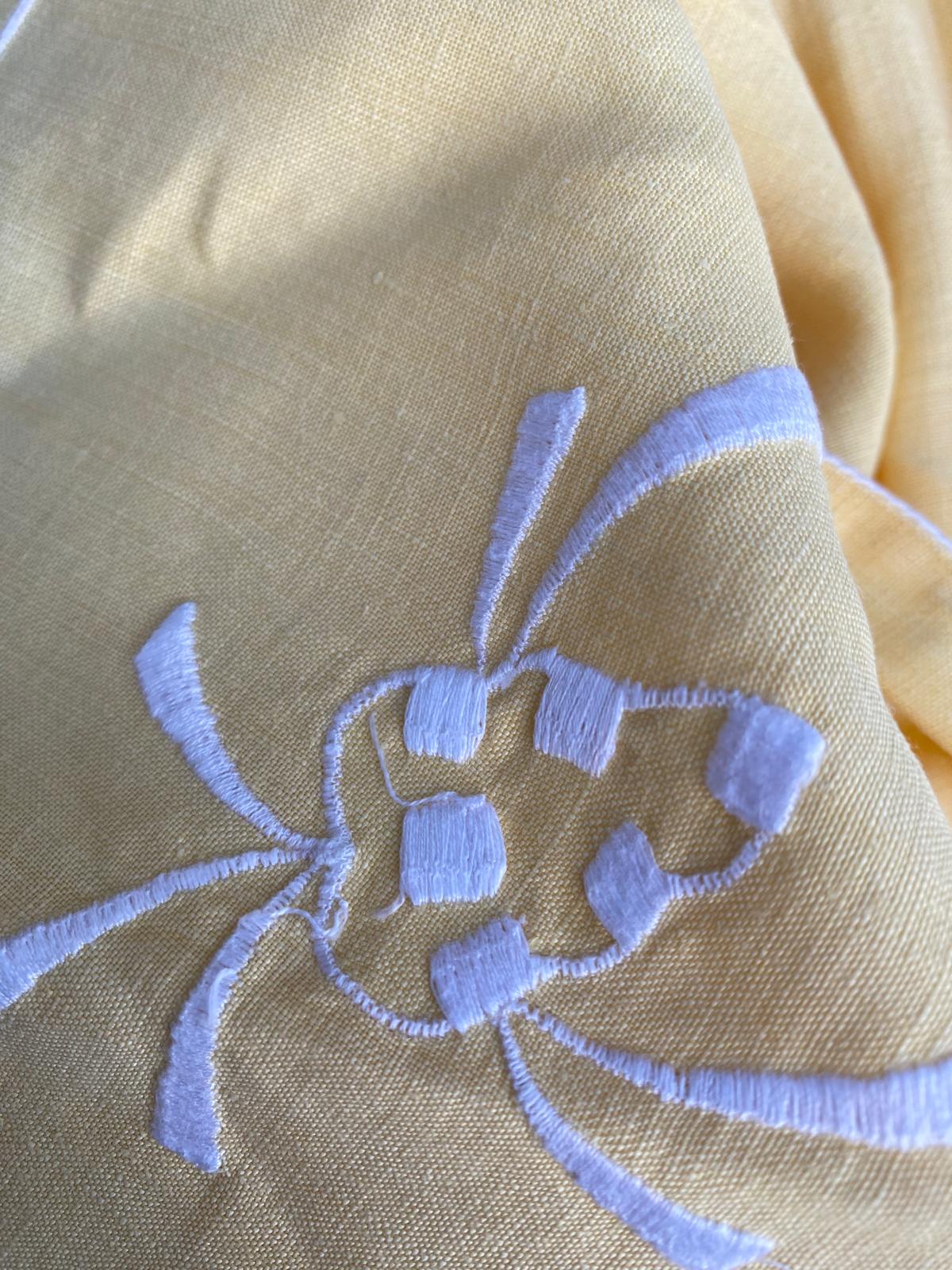 Serviettes & nappe jaune