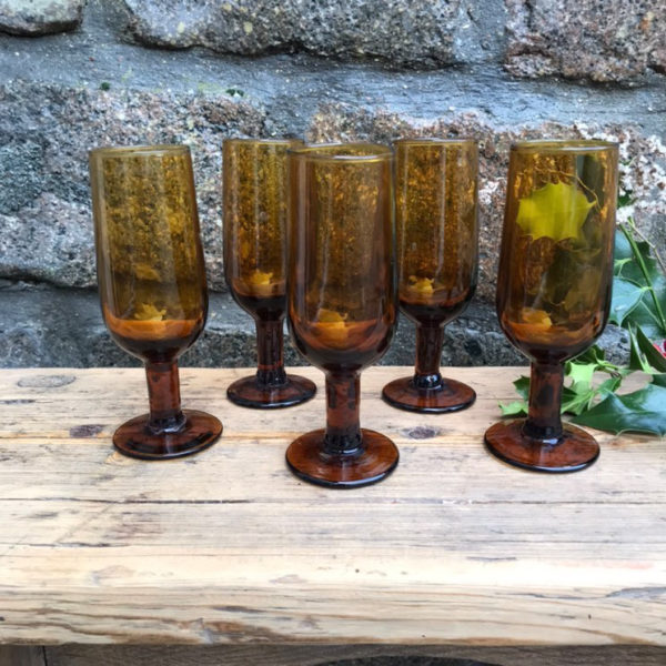 verres anciens ambrés sur pied